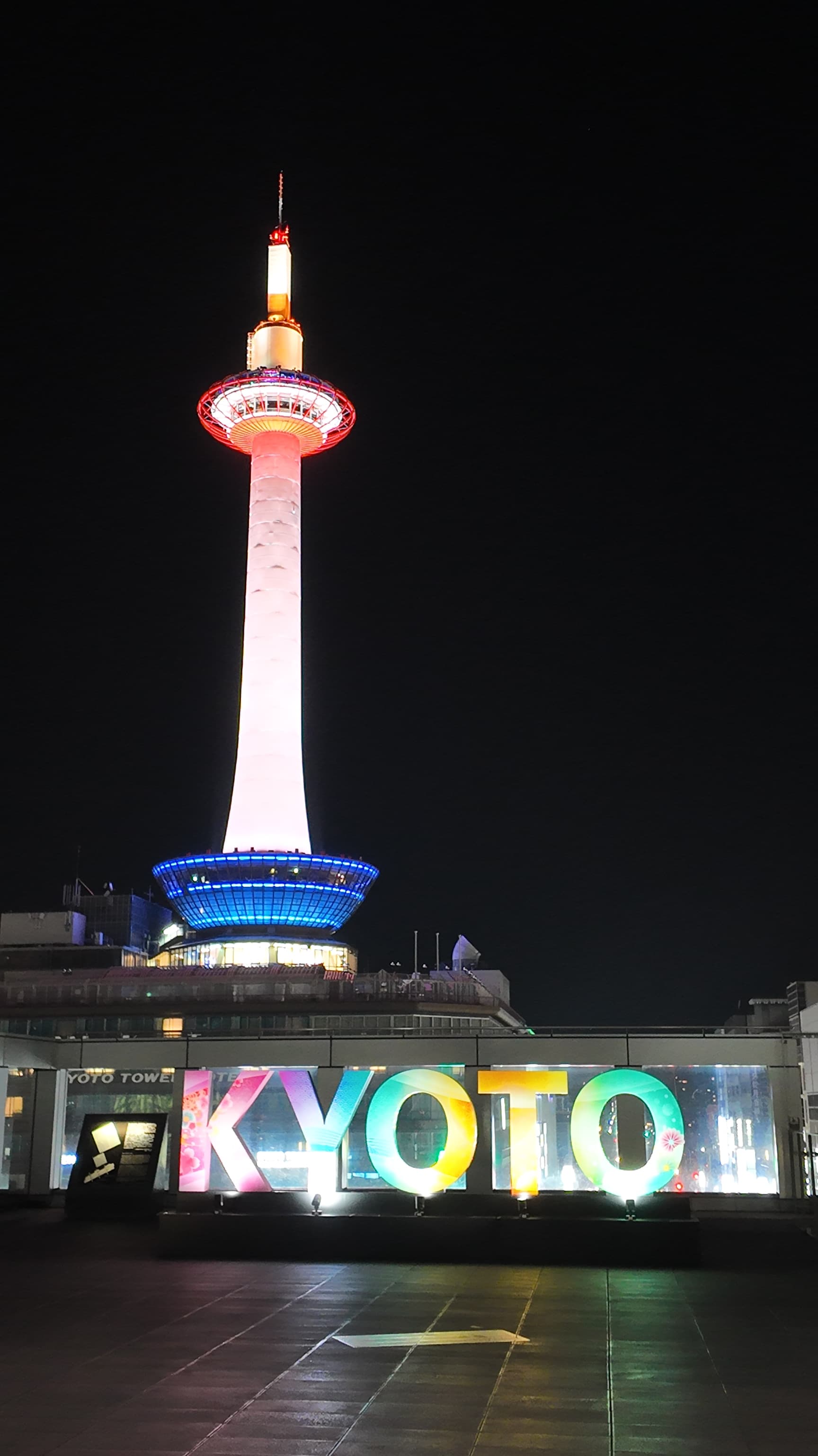 夜晚從京都車站北側一帶欣賞京都塔與 KYOTO 燈飾