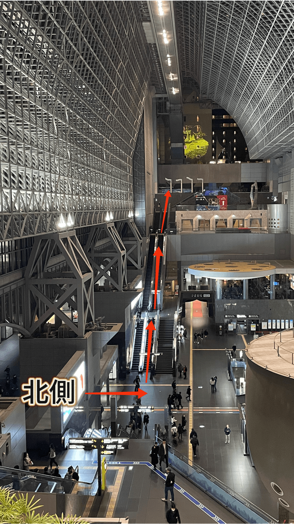 從京都車站北側大廳往上前往四樓與十樓的電扶梯動線實景